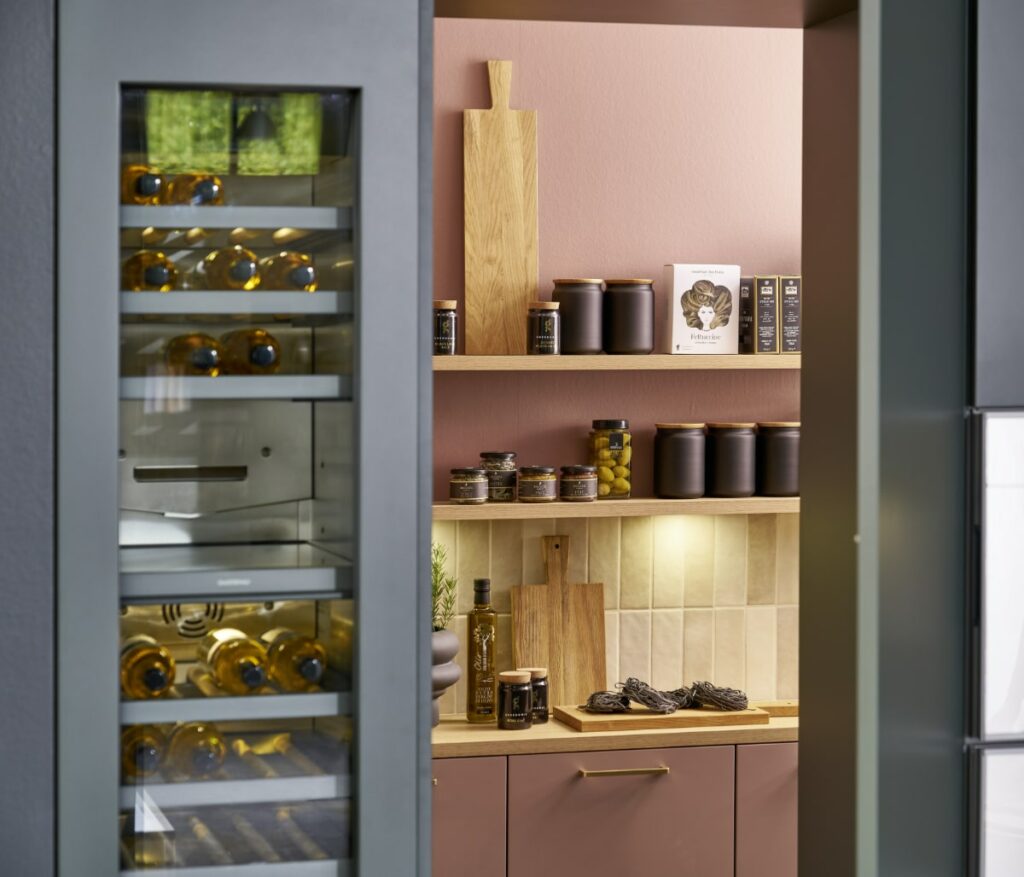 étagères et cave à vin dans une cuisine