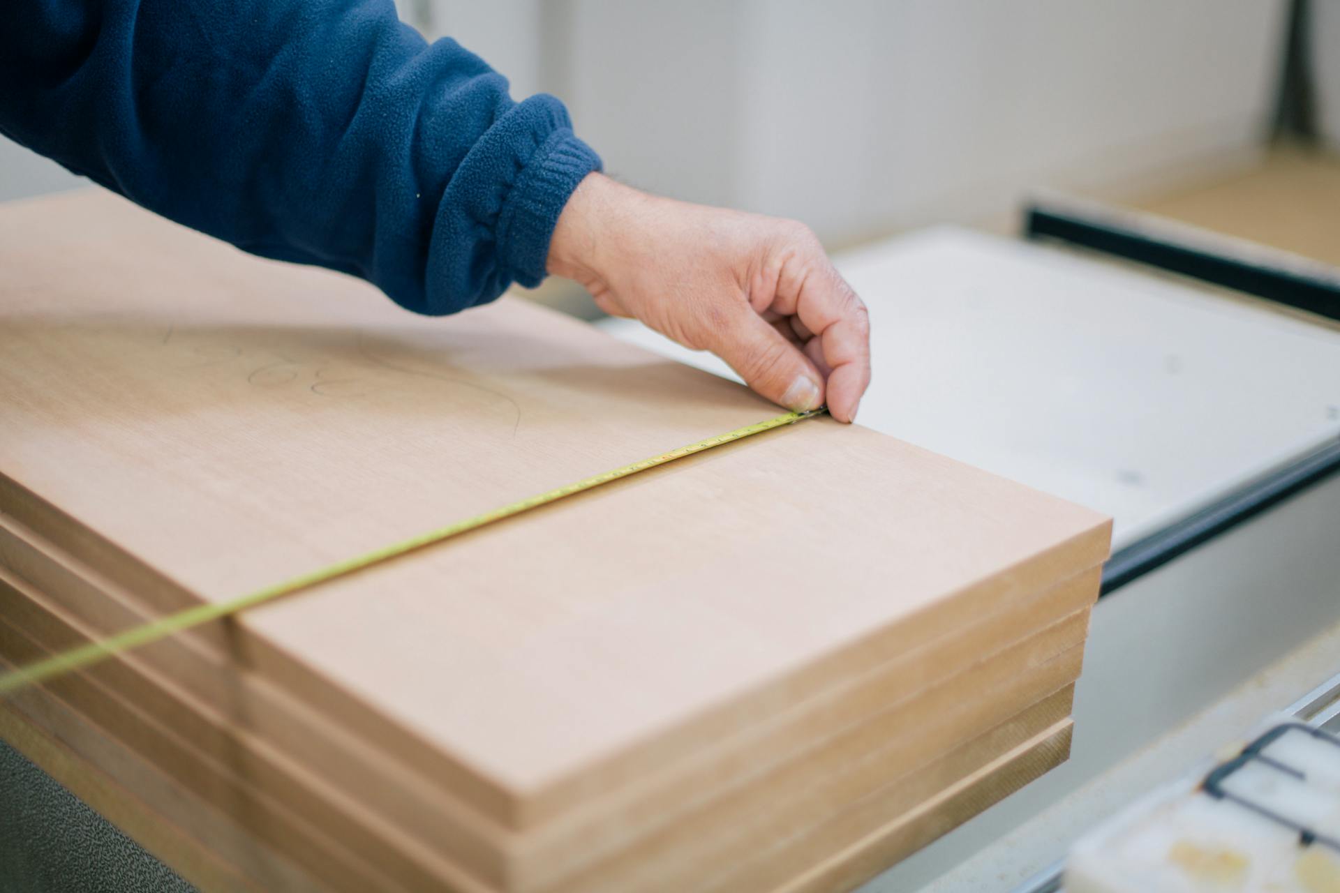 Menuisier qui prend des mesures